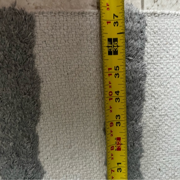 Rug/ grey/ white 3x5 light weight - Picture 3 of 4